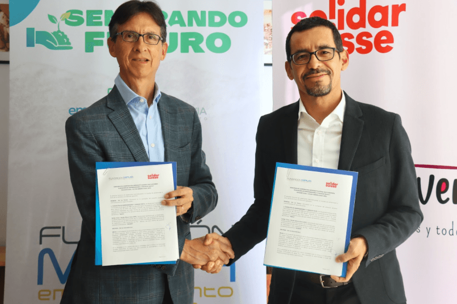 Solidar Suisse and Fundación Maya representatives shaking hands